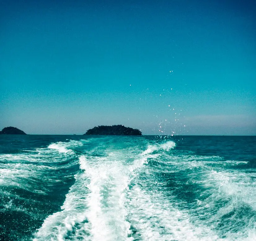 sea-ocean-clean-deep-bottom-aqua-turquoise-concept_53876-16423